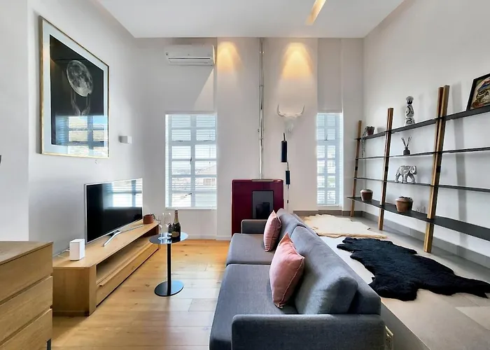 Stylish, Comfy-Fully Equipped, Secure Home-Fireplace
