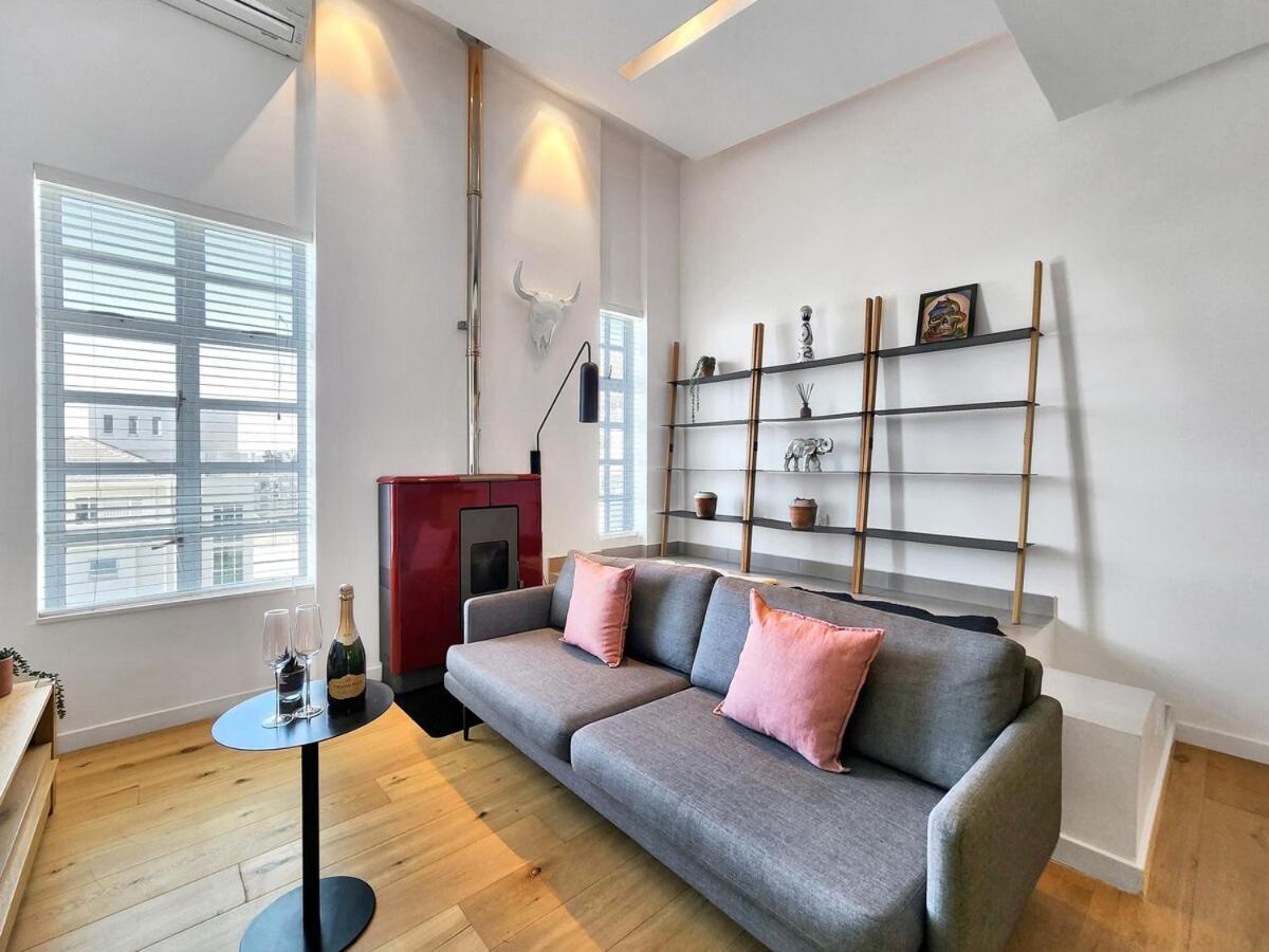 Stylish, Comfy-fully Equipped, Secure Home-fireplace Apartment *
