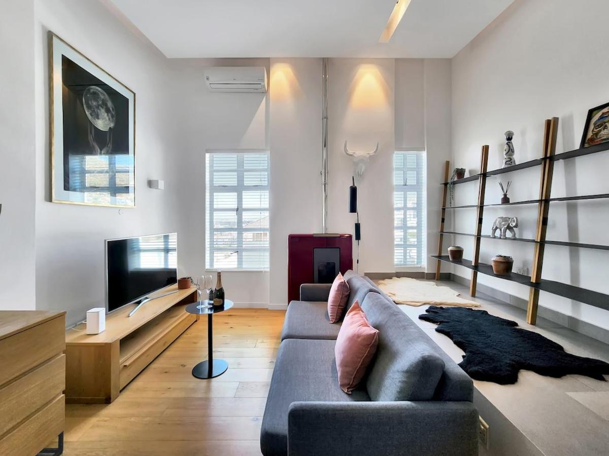 Apartment Stylish, Comfy-fully Equipped, Secure Home-fireplace
